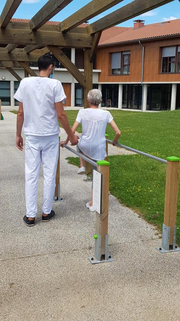 Parcours de marche pour personnes âgées: Les barres parallèles. 
