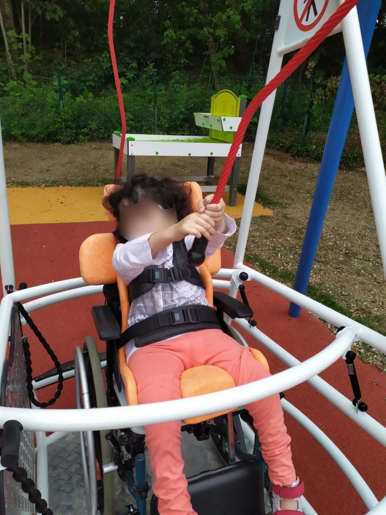 Balançoire pour enfant en fauteuil roulant.